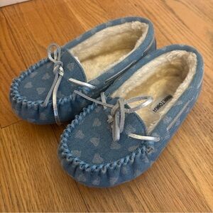 MINNETONKA Blue Heart Print Moccasin Slippers Size 13 Youth Faux Fur Lined